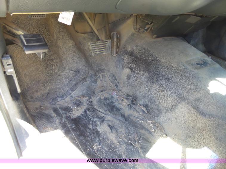 image for item BZ9579 2003 Chevrolet S10 pickup truck