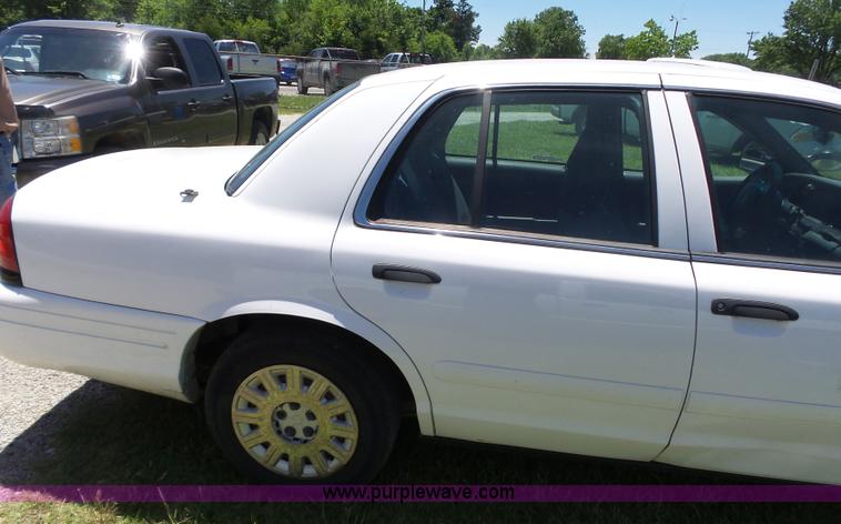 image for item BZ9581 2004 Ford Crown Victoria Police Interceptor