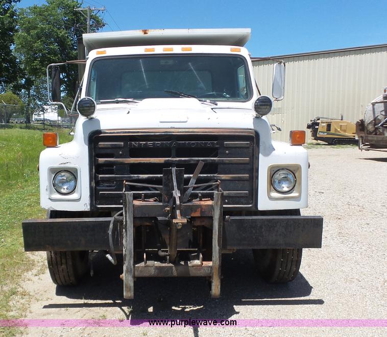 image for item BZ9582 1985 International S1700 dump truck