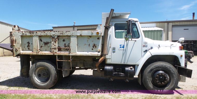 image for item BZ9582 1985 International S1700 dump truck