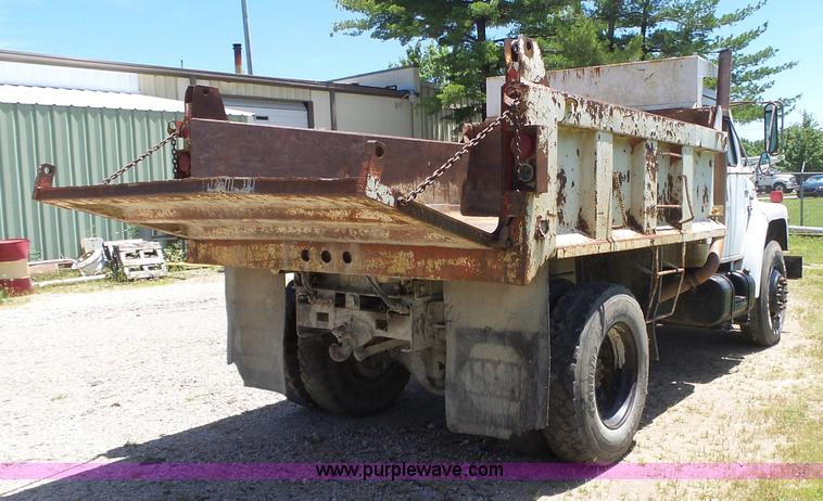 image for item BZ9582 1985 International S1700 dump truck