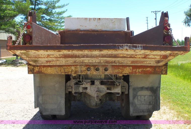image for item BZ9582 1985 International S1700 dump truck