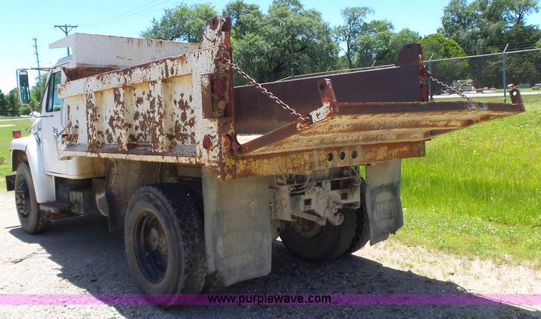 image for item BZ9582 1985 International S1700 dump truck