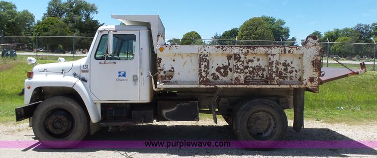 image for item BZ9582 1985 International S1700 dump truck