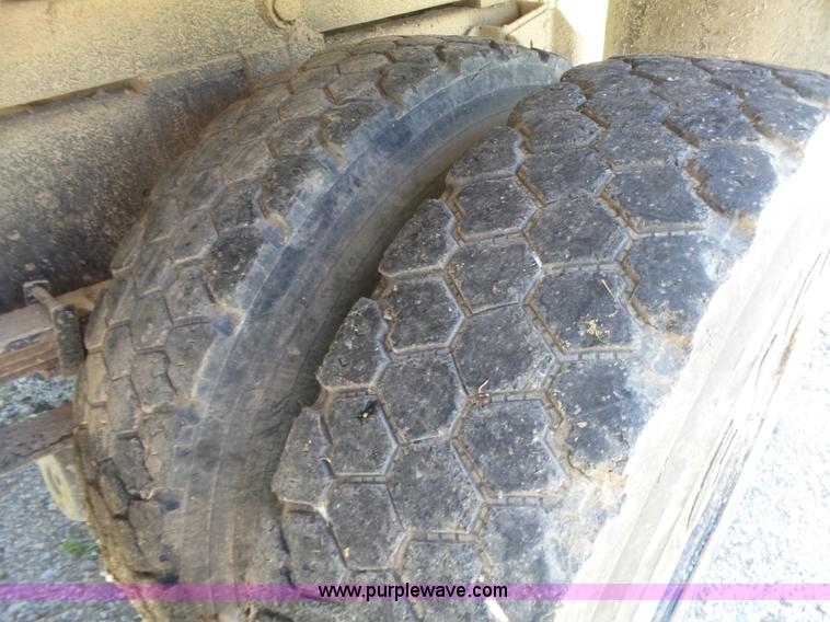 image for item BZ9582 1985 International S1700 dump truck