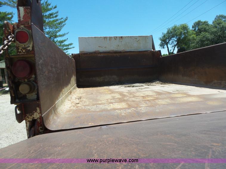 image for item BZ9582 1985 International S1700 dump truck