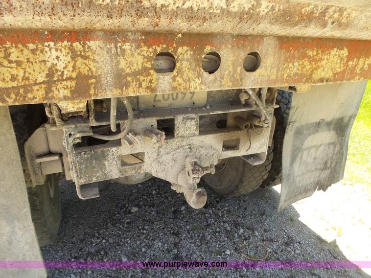image for item BZ9582 1985 International S1700 dump truck