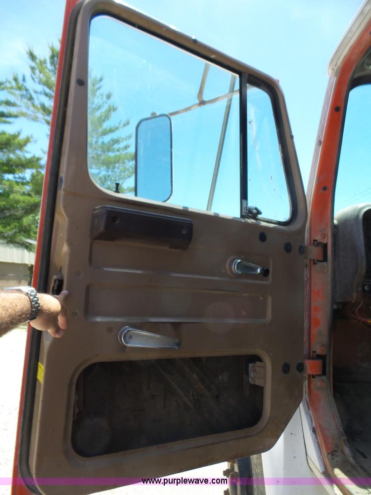 image for item BZ9582 1985 International S1700 dump truck