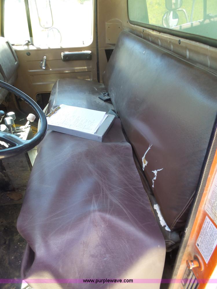 image for item BZ9582 1985 International S1700 dump truck