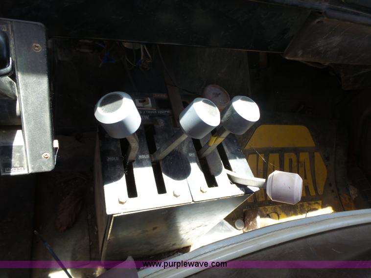 image for item BZ9582 1985 International S1700 dump truck