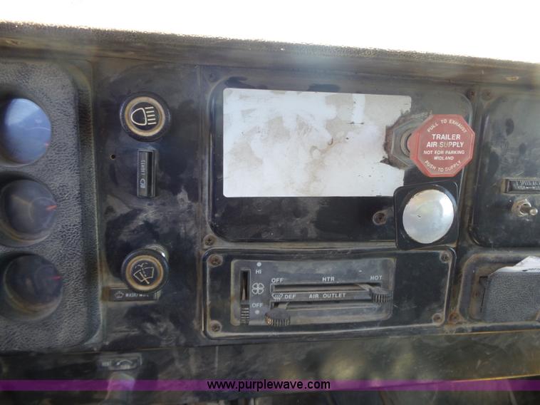 image for item BZ9582 1985 International S1700 dump truck