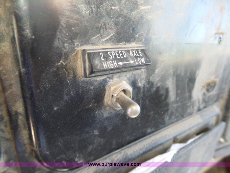 image for item BZ9582 1985 International S1700 dump truck