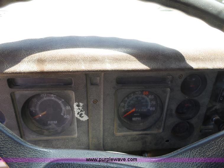 image for item BZ9582 1985 International S1700 dump truck