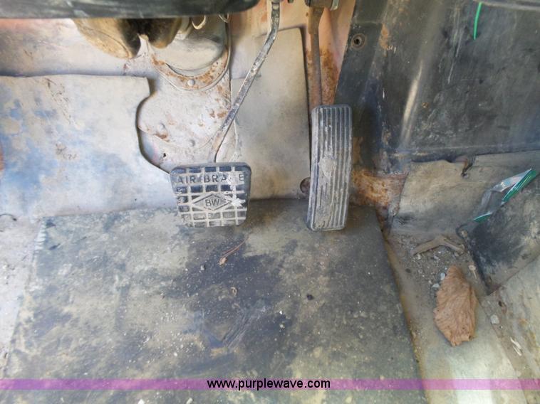 image for item BZ9582 1985 International S1700 dump truck