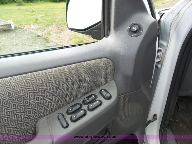 image for item J4051 2005 Ford Explorer SUV