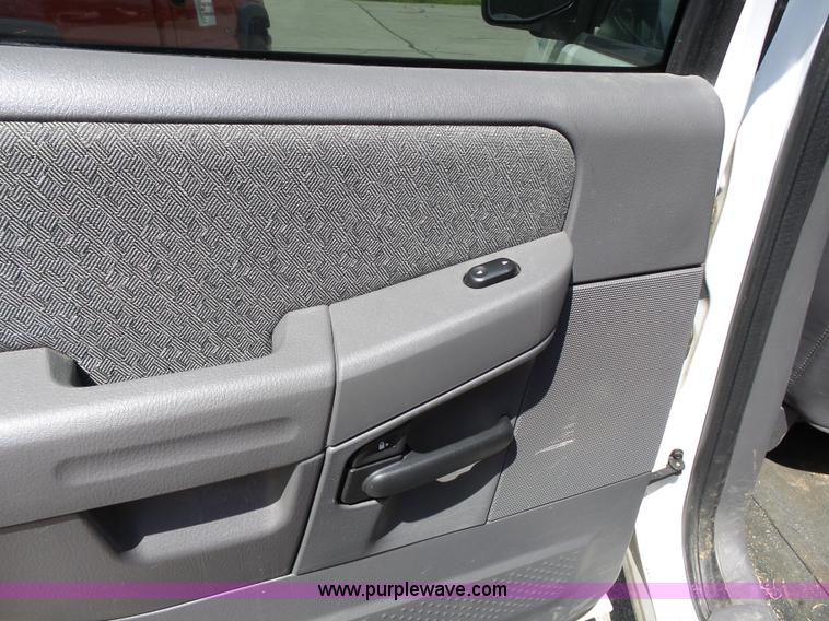 image for item J4055 2005 Ford Explorer SUV