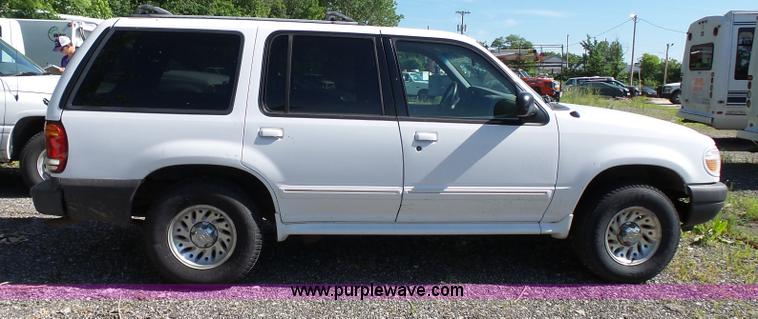 image for item J4071 2000 Ford Explorer SUV