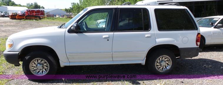 image for item J4071 2000 Ford Explorer SUV