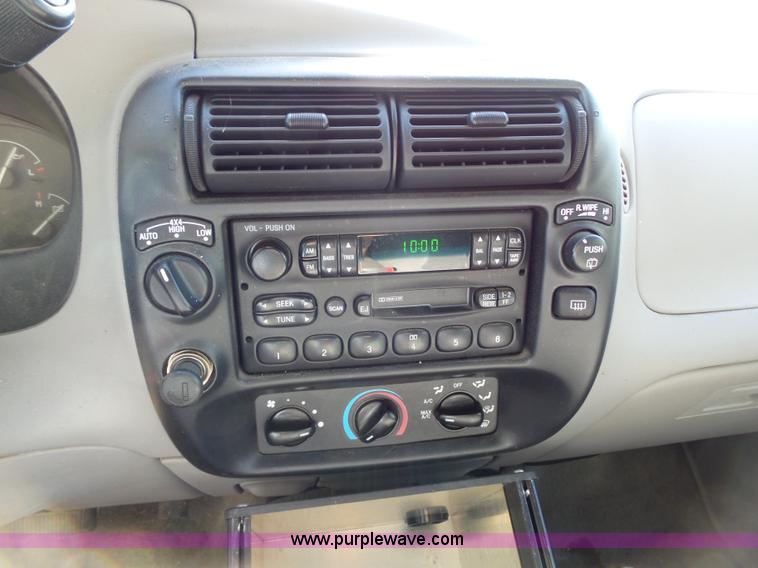 image for item J4071 2000 Ford Explorer SUV