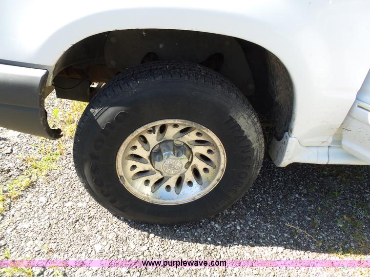 image for item J4071 2000 Ford Explorer SUV