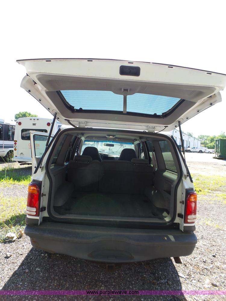 image for item J4071 2000 Ford Explorer SUV