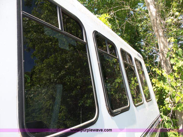 image for item J4075 2003 Ford E350 Super Duty shuttle bus