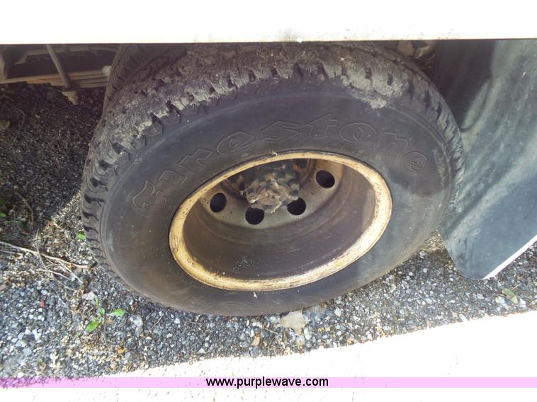 image for item J4075 2003 Ford E350 Super Duty shuttle bus