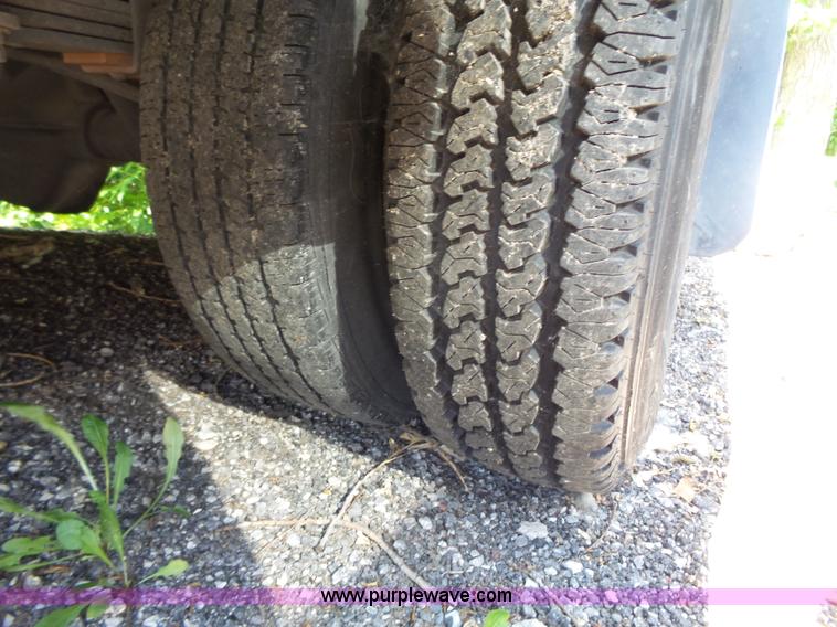 image for item J4075 2003 Ford E350 Super Duty shuttle bus