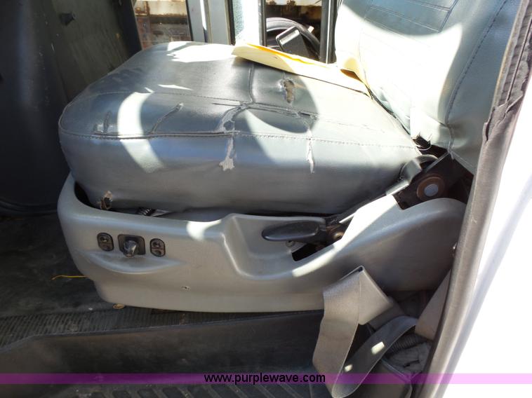 image for item J4075 2003 Ford E350 Super Duty shuttle bus