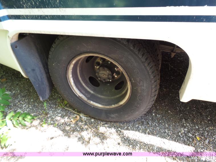 image for item J4075 2003 Ford E350 Super Duty shuttle bus