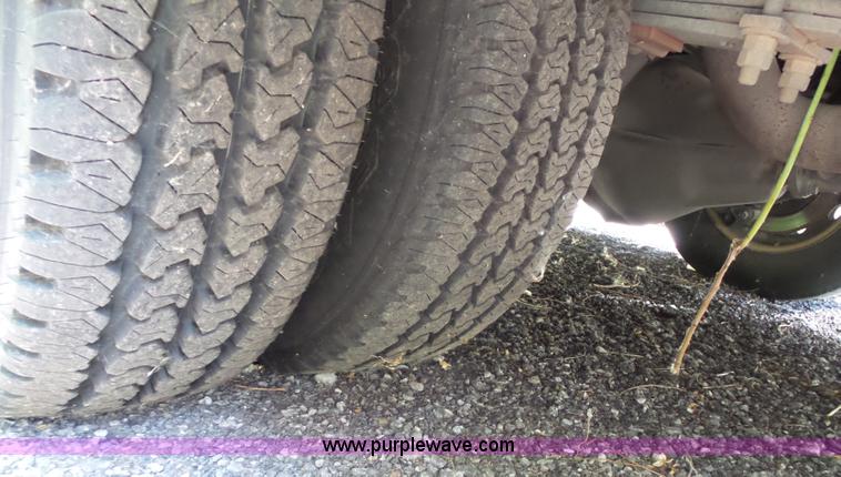 image for item J4075 2003 Ford E350 Super Duty shuttle bus