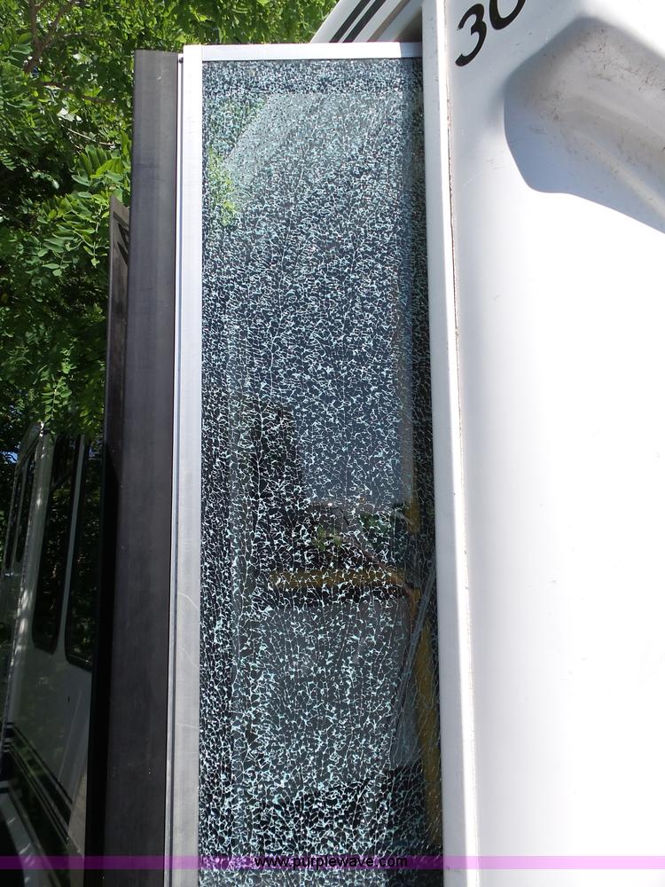 image for item J4075 2003 Ford E350 Super Duty shuttle bus