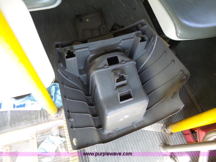 image for item J4075 2003 Ford E350 Super Duty shuttle bus