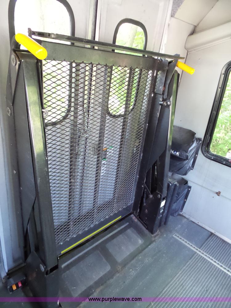 image for item J4075 2003 Ford E350 Super Duty shuttle bus