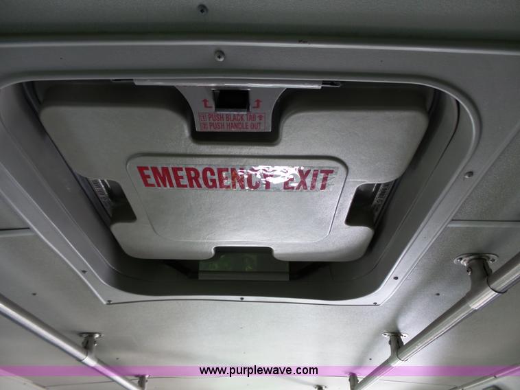 image for item J4075 2003 Ford E350 Super Duty shuttle bus