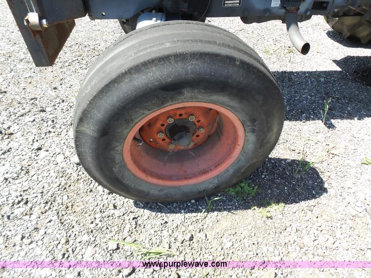 image for item J4076 Kubota M6800 tractor