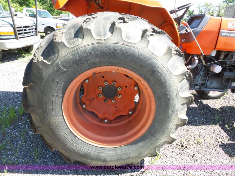image for item J4076 Kubota M6800 tractor