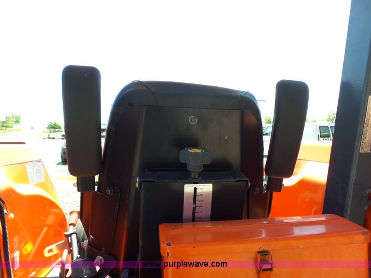 image for item J4076 Kubota M6800 tractor