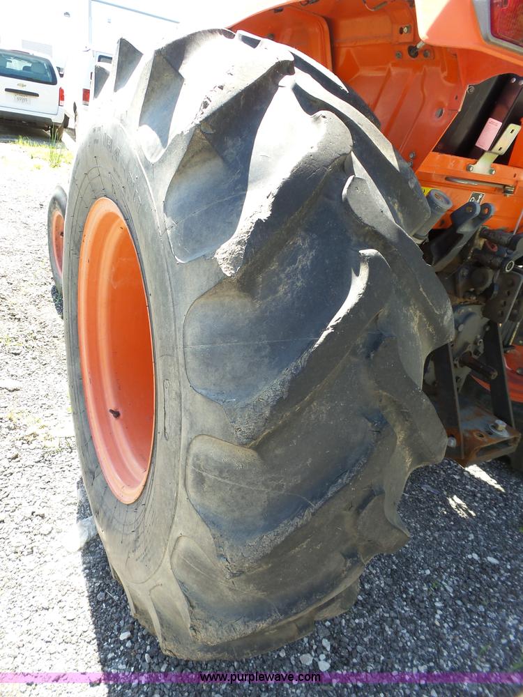 image for item J4076 Kubota M6800 tractor