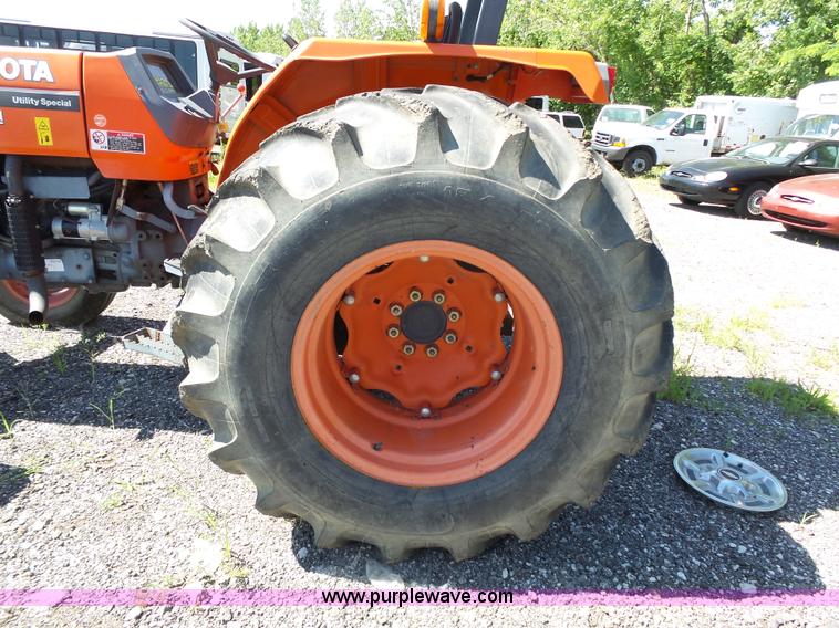 image for item J4076 Kubota M6800 tractor