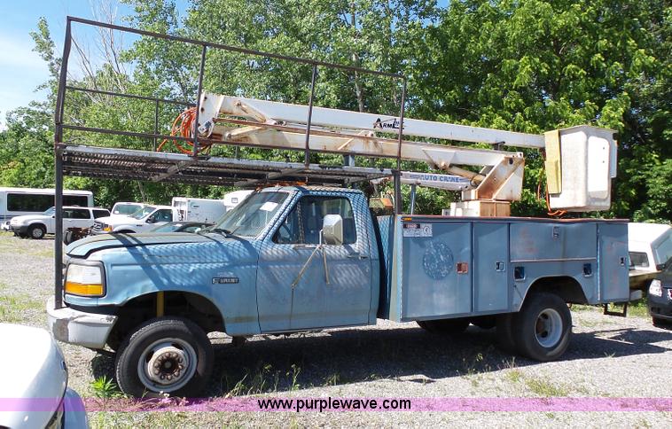 image for item J4077 1992 Ford F450 service truck with crane