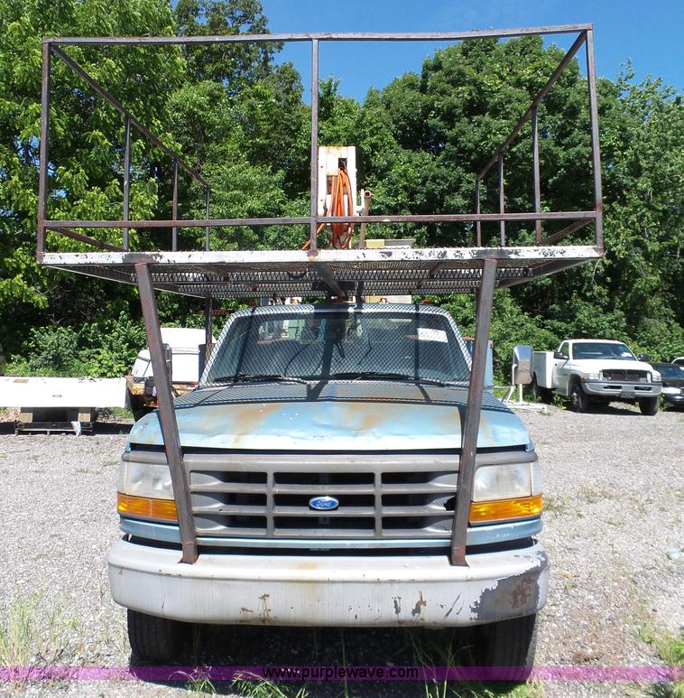 image for item J4077 1992 Ford F450 service truck with crane