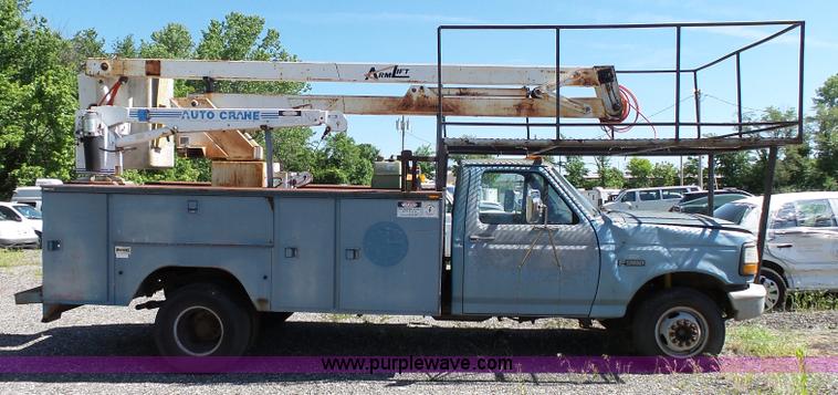 image for item J4077 1992 Ford F450 service truck with crane