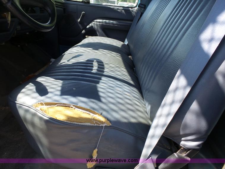 image for item J4077 1992 Ford F450 service truck with crane