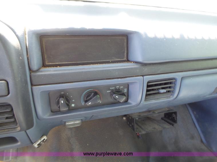 image for item J4077 1992 Ford F450 service truck with crane