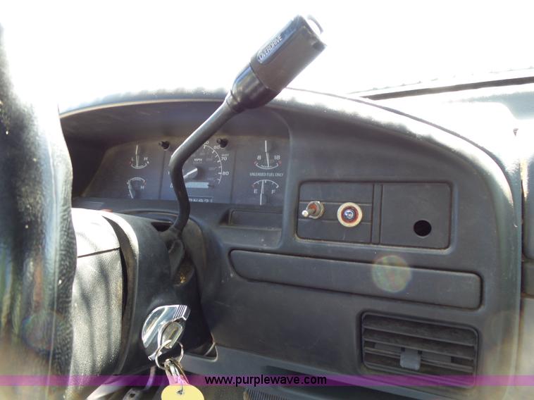 image for item J4077 1992 Ford F450 service truck with crane