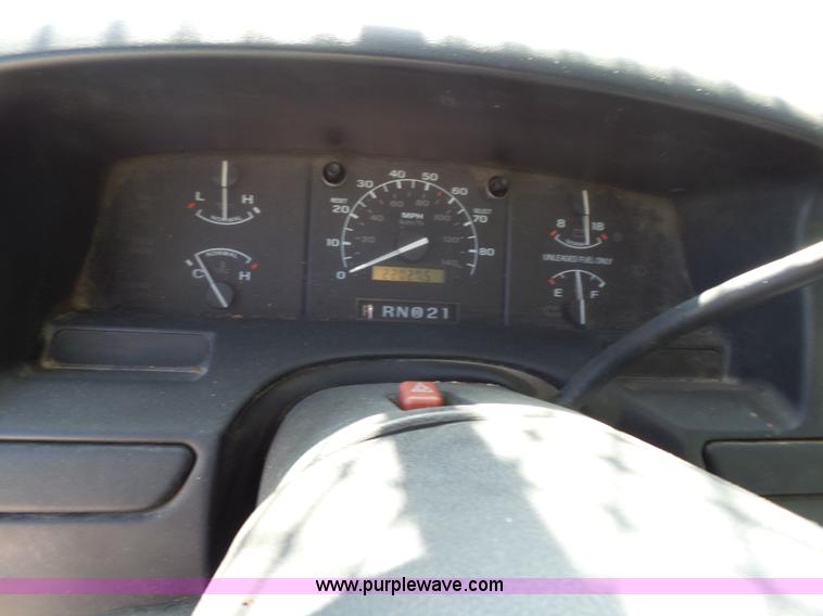 image for item J4077 1992 Ford F450 service truck with crane