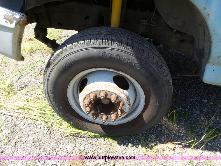 image for item J4077 1992 Ford F450 service truck with crane