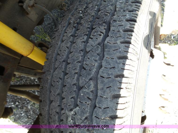 image for item J4077 1992 Ford F450 service truck with crane