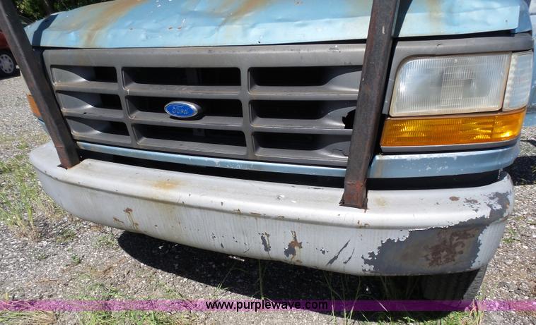 image for item J4077 1992 Ford F450 service truck with crane